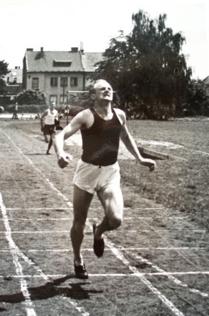 Ervín Bacík v cíli 800m běhu, 50. léta