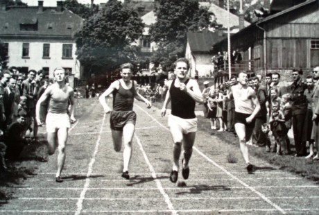 Josef Tůma 1. zleva, Jaroslav Vlk 3. zleva na sprinterské trati, 50. léta