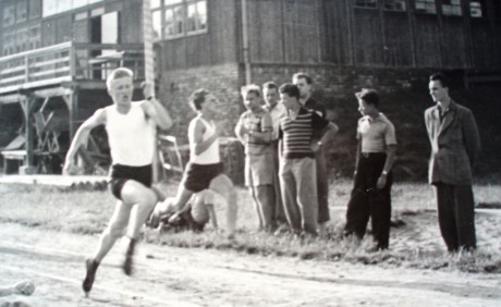 Závodníci Josef Tůma a na druhém místě Hartman, 50. léta